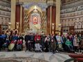 uczniowie i nauczyciele pozują do zdjęcia w bazylice licheńskiej przed głównym ołtarzem