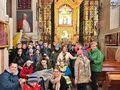 uczniowie i nauczyciele pozują do zdjęcia w sanktuarium św. Józefa w Kaliszu przed obrazem św. Józefa Kaliskiego