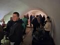 uczniowie i nauczyciele stoją w Kaplicy Męczństwa i Wdzięczności w sanktuarium w Kaliszu