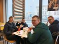 Uczniowie odpoczywają w McDonaldzie po intensywnej jeździe na łyżwach. 