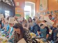 nauczyciele pomagają uczniom w przygotowaniu posłków