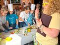 pani Magda Gesler obserwuje poczynania uczestników
