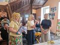 pani dyrektor mówi do mikrofonu a obok stoją dwie nauczycielki