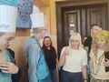 pani dyrektor sprawdza potrawy uczestników