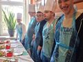 uczniowie stoją przy stole i czekaja na rozpoczecie rozgrywek