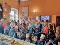 uczniowie wraz z nauczycielami czekają na rozpoczecie rozgrywek