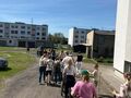 Uczniowie i naczyciele maszerują w trakcie marszu nordic walking 