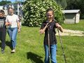 Wszyscy z radością spacerują w trakcie marszu nordic walking 