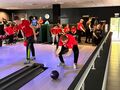Mateusz rzuca kulą podczas turnieju bowlingowego
