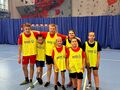 Uczniowie na hali sportowej