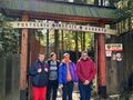 Uczniowie przy wejściu do Pustelni św Alberta