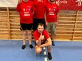 Uczniowie razem z nayczcielem na hali sportowej