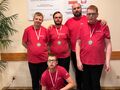 Uczniowie z nauczycielem po rozdaniu medali