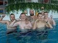 zawodnicy z trenerem w basenie