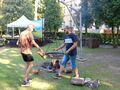Chłopcy przygotowują ognisko