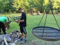 Podopieczni internatu szykują ognisko. 
