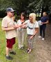 pani dyrektor wręcza dyplom uczniowi obok nauczyciel oraz pani wycedyrektor