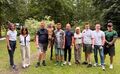 uczniowie nauczyciele i dyrekcja w środku koń stoją do zdjęcia grupowego