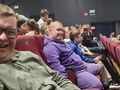 3. Uczniowie siedzą w kinie