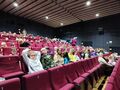 5. Uczniowie i nauczyciele siedzą w kinie 