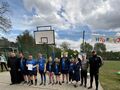 Uczniowie SOSW Konarzew w trakcie ceremonii rozdania nagród podczas zawodów piłkarskich w DPS e w Zdunach. 