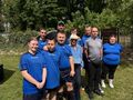 Uczniowie razem z Panią Dyrektor z opiekunami pozują do zdjęcia podczas turnieju piłkarskiego w piłkę nożną w DPS e w Zdunach. 