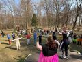 nauczyciel z uczennicą prowadzą rozgrzewkę dla dzieci