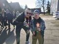 uczeń z wiosennym symbolem pozuje z nauczycielem