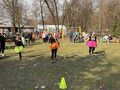uczniowie biorą udział w biegu slalomem