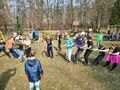 uczniowie biorą udział w przeciąganiu liny