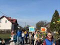 uczniowie biorą udział w wiosennym marszu