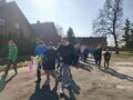uczniowie podczas marszu witają wiosnę