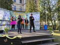 uczniowie przedstawiają układ taneczny na scenie