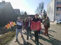 uczniowie spacerują pod opieką wychowawcy