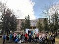 uczniowie wszystkich klas pozują przy scenie