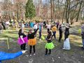uczniowie wybierają składy do swoich drużyn na boisku