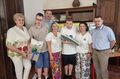 uczniowie rodzicie i wychowawczyni pozują do zdjęcia grupowego w klasie