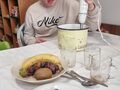 chłopiec blenduje owocw na koktajl