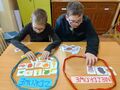 dzieci układają kategoryzują obrazki zdrowe i niezdrowe