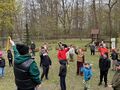 instrukotrla w parku pokazuje dzieciom ruchyktóre majaą naśladować