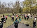 instruktorka tanca pokazuje jak dzieci maja tanczyc zdjecie zrobione od tyłu