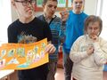 uczniowie pokazują plakat który zrobili o zdrowiu