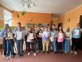 uczniowie stoją z dyplomami za udział w projekcie