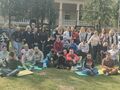 wspólne zdjęcie grupowe z instruktorką jogi