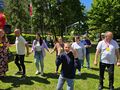 20.Uczestnicy tańczą w kole na boisku szkolnym 