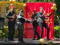 9.Na scenie czteroosobowy zespół muzyczny ubrani w skórzane kurtki na głowach chustki 