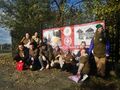 uczniowie stoją przed siedzibą Bractwa Kurkowego w Krotoszynie