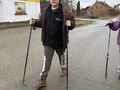Uczeń maszeruje w trakcie marszu nordic walking. 