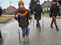Uczeń razem z nauczycielkami z radością maszeruje na marszu nordic walking. 