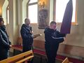 10. uczniowie na rekolekcjach z o. Walentym idą Drogą Krzyżową
